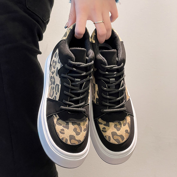 Γυναικεία αθλητικά παπούτσια με λεοπάρ εκτύπωση - ψηλό μοντέλο