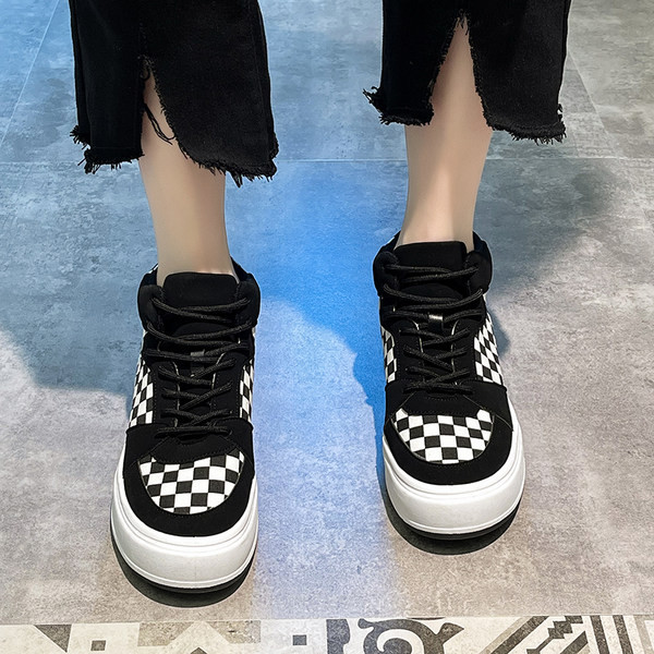 Γυναικεία αθλητικά παπούτσια με λεοπάρ εκτύπωση - ψηλό μοντέλο