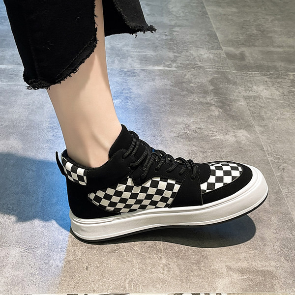 Γυναικεία αθλητικά παπούτσια με λεοπάρ εκτύπωση - ψηλό μοντέλο