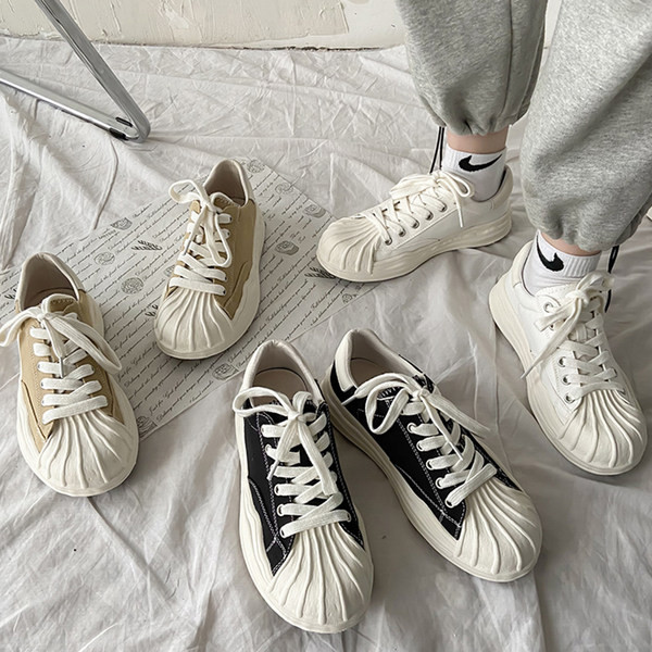 Γυναικεία αθλητικά παπούτσια με κορδόνια και επίπεδη σόλα - τρία χρώματα