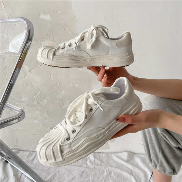 Γυναικεία αθλητικά παπούτσια με κορδόνια και επίπεδη σόλα - τρία χρώματα