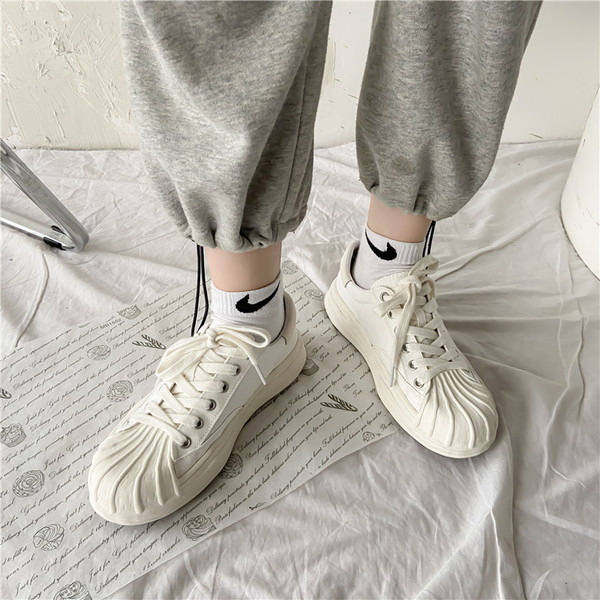 Γυναικεία αθλητικά παπούτσια με κορδόνια και επίπεδη σόλα - τρία χρώματα