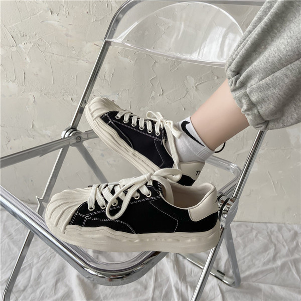 Γυναικεία αθλητικά παπούτσια με κορδόνια και επίπεδη σόλα - τρία χρώματα