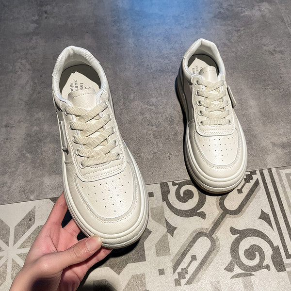 Ženske prozračne tenisice s ravnim potplatom - eko koža