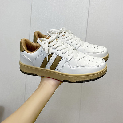 Γυναικεία αθλητικά παπούτσια από οικολογικό δέρμα με επίπεδη σόλα