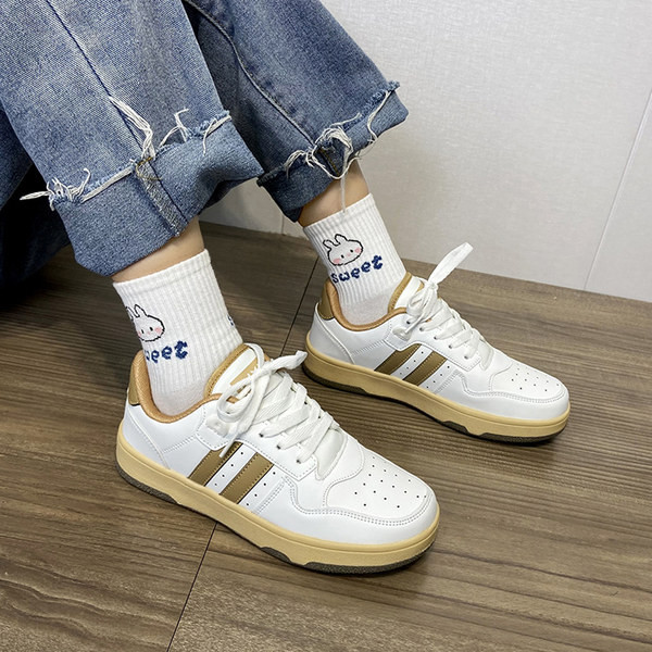 Γυναικεία αθλητικά παπούτσια από οικολογικό δέρμα με επίπεδη σόλα