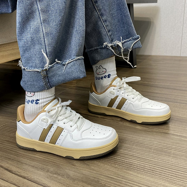 Γυναικεία αθλητικά παπούτσια από οικολογικό δέρμα με επίπεδη σόλα