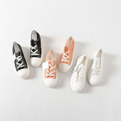 Απλό μοντέλο γυναικείων αθλητικών παπουτσιών από ύφασμα