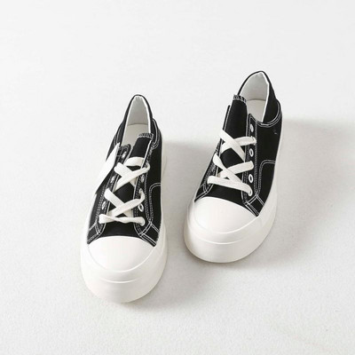 Απλό μοντέλο γυναικείων αθλητικών παπουτσιών από ύφασμα