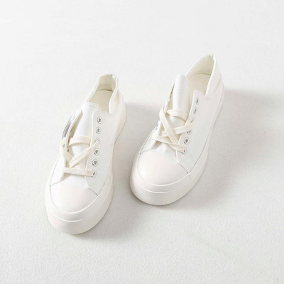 Απλό μοντέλο γυναικείων αθλητικών παπουτσιών από ύφασμα