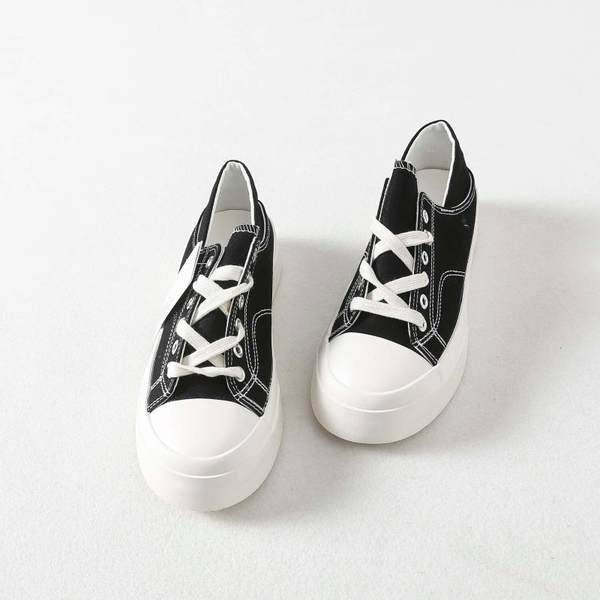 Απλό μοντέλο γυναικείων αθλητικών παπουτσιών από ύφασμα