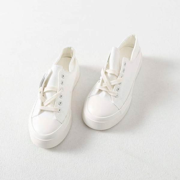 Απλό μοντέλο γυναικείων αθλητικών παπουτσιών από ύφασμα