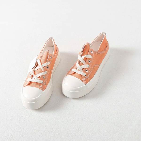 Απλό μοντέλο γυναικείων αθλητικών παπουτσιών από ύφασμα