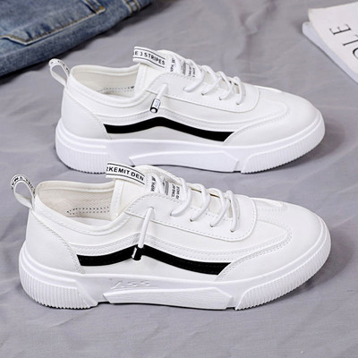 Γυναικεία αθλητικά παπούτσια από οικολογικό δέρμα με κορδόνια και μεταλλικό στοιχείο