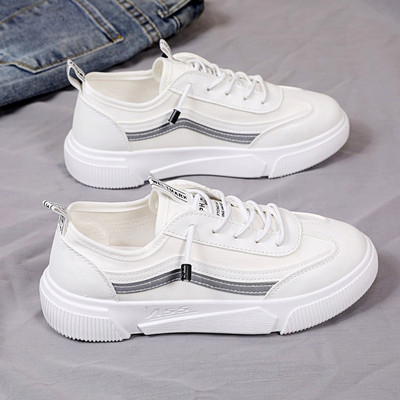 Γυναικεία αθλητικά παπούτσια από οικολογικό δέρμα με κορδόνια και μεταλλικό στοιχείο