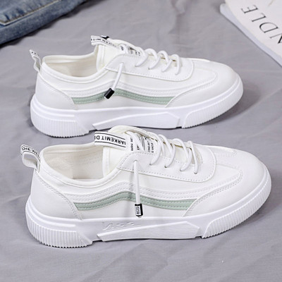 Γυναικεία αθλητικά παπούτσια από οικολογικό δέρμα με κορδόνια και μεταλλικό στοιχείο