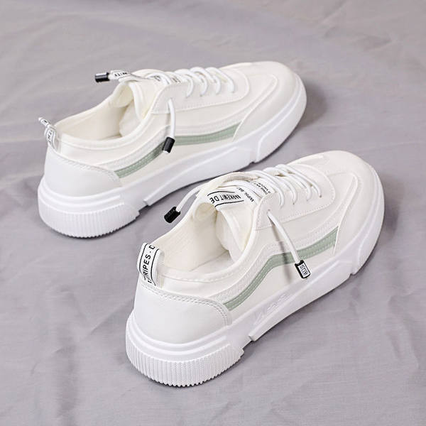 Γυναικεία αθλητικά παπούτσια από οικολογικό δέρμα με κορδόνια και μεταλλικό στοιχείο