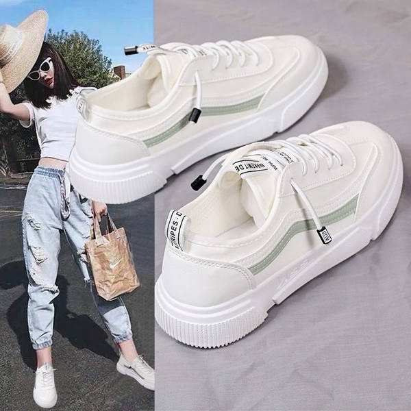 Γυναικεία αθλητικά παπούτσια από οικολογικό δέρμα με κορδόνια και μεταλλικό στοιχείο