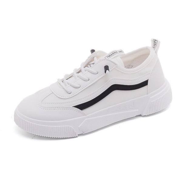 Γυναικεία αθλητικά παπούτσια από οικολογικό δέρμα με κορδόνια και μεταλλικό στοιχείο