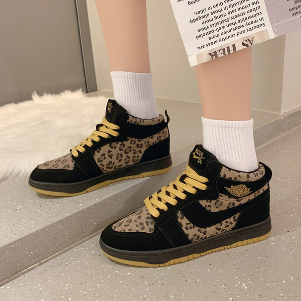 Νέο μοντέλο γυναικεία αθλητικά παπούτσια κατάλληλα για το φθινόπωρο και  το χειμώνα