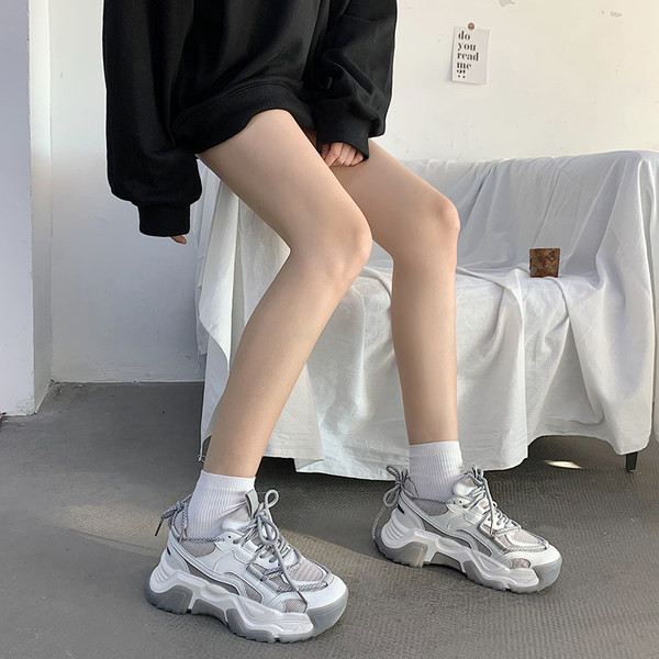 Novi model tenisica sa vezicama i mrežicom