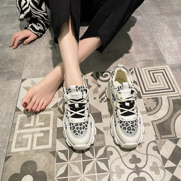 Ženske tenisice s leopard uzorkom i potplatom od 5 cm