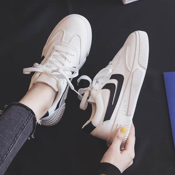 Γυναικεία sneakers άνοιξη-φθινόπωρο με επίπεδη σόλα και κορδόνια