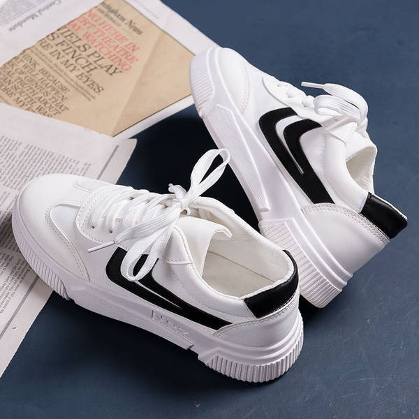 Γυναικεία sneakers άνοιξη-φθινόπωρο με επίπεδη σόλα και κορδόνια