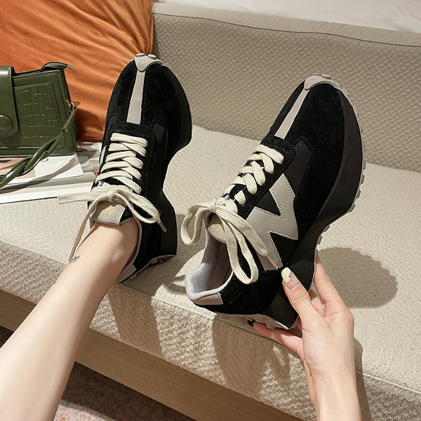 Casual αθλητικά παπούτσια σε δύο χρώματα με κορδόνια