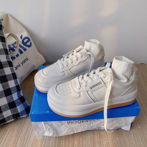 Casual αθλητικά παπούτσια από οικολογικό δέρμα με επίπεδη σόλα σε λευκό χρώμα