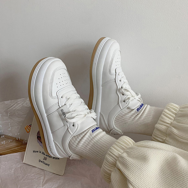 Casual αθλητικά παπούτσια από οικολογικό δέρμα με επίπεδη σόλα σε λευκό χρώμα