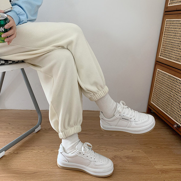 Casual αθλητικά παπούτσια από οικολογικό δέρμα με επίπεδη σόλα σε λευκό χρώμα