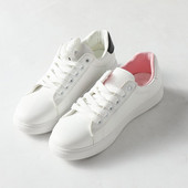 Γυναικεία αθλητικά παπούτσια από οικολογικό δέρμα με κορδόνια - απλό μοντέλο