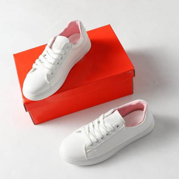 Γυναικεία αθλητικά παπούτσια από οικολογικό δέρμα με κορδόνια - απλό μοντέλο