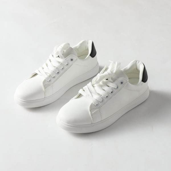 Γυναικεία αθλητικά παπούτσια από οικολογικό δέρμα με κορδόνια - απλό μοντέλο