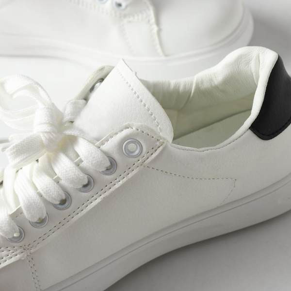 Γυναικεία αθλητικά παπούτσια από οικολογικό δέρμα με κορδόνια - απλό μοντέλο