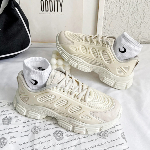 Γυναικεία αθλητικά πάνινα παπούτσια με κορδόνια σε μπεζ και μαύρο χρώμα