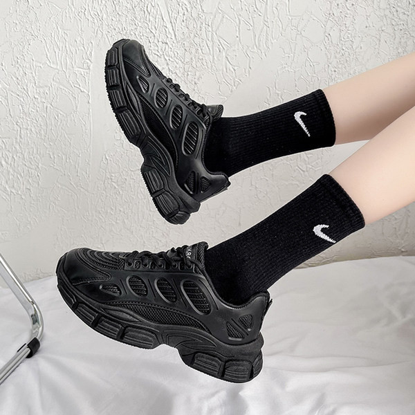 Γυναικεία αθλητικά πάνινα παπούτσια με κορδόνια σε μπεζ και μαύρο χρώμα