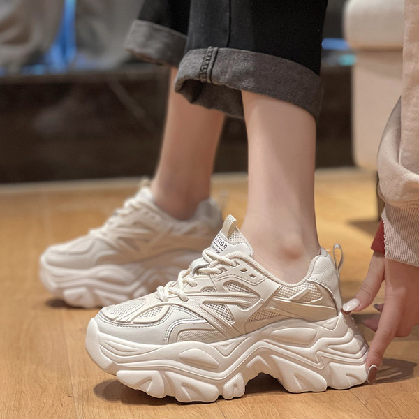 Γυναικεία αθλητικά παπούτσια με ψηλή σόλα