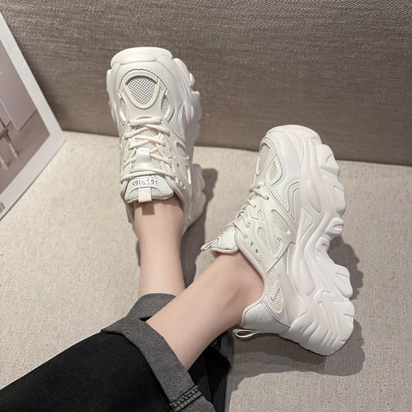 Γυναικεία αθλητικά παπούτσια με ψηλή σόλα