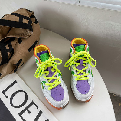 Γυναικεία αθλητικά παπούτσια με επίπεδη σόλα και κορδόνια