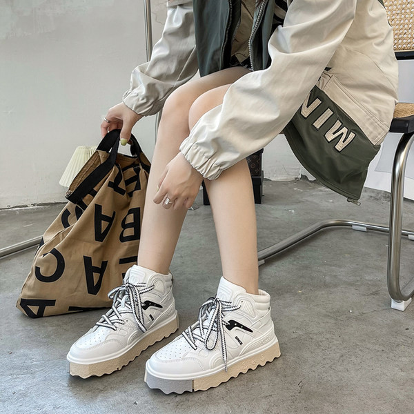 Γυναικεία αθλητικά παπούτσια με επίπεδη σόλα και κορδόνια