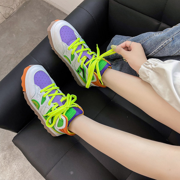 Γυναικεία αθλητικά παπούτσια με επίπεδη σόλα και κορδόνια