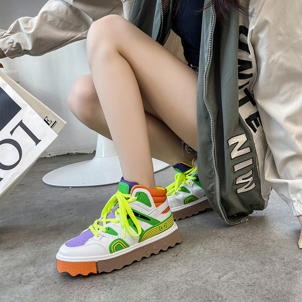 Γυναικεία αθλητικά παπούτσια με επίπεδη σόλα και κορδόνια