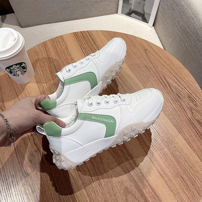 Γυναικεία αθλητικά παπούτσια από οικολογικό δέρμα με επίπεδη σόλα