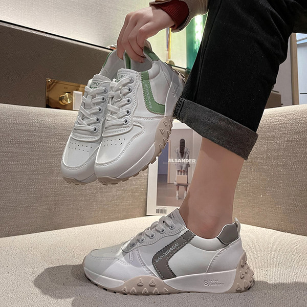 Γυναικεία αθλητικά παπούτσια από οικολογικό δέρμα με επίπεδη σόλα