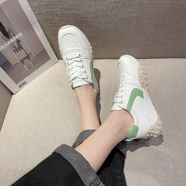 Γυναικεία αθλητικά παπούτσια από οικολογικό δέρμα με επίπεδη σόλα