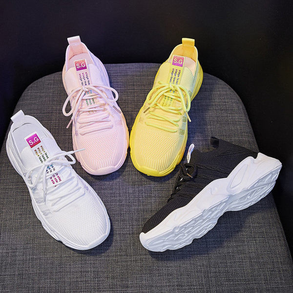 Γυναικεία αθλητικά παπούτσια από ύφασμα με επιγραφή και κορδόνια - τραχιά σόλα