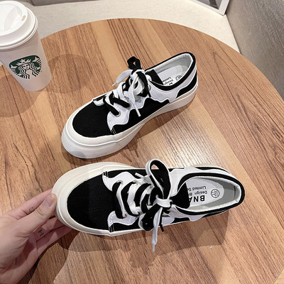 Γυναικεία αθλητικά παπούτσια με επίπεδη σόλα σε άσπρο και μαύρο χρώμα