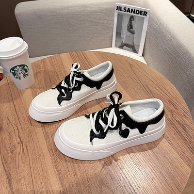 Γυναικεία αθλητικά παπούτσια με επίπεδη σόλα σε άσπρο και μαύρο χρώμα